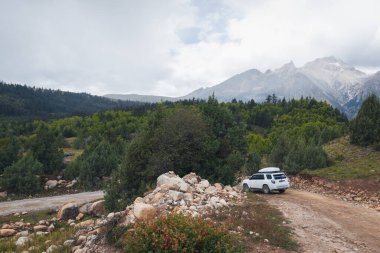 Yükseklerdeki dağlarda off-road araba sürüyorum.