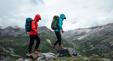 Yüksek irtifada yürüyen iki arkadaş.