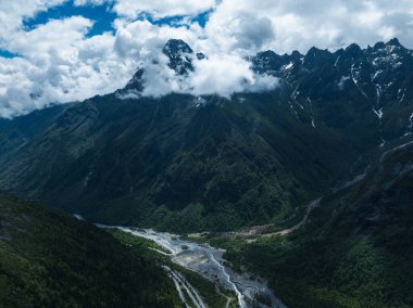 Çok güzel yüksek irtifa manzarası. Karla kaplı dağ ve şelale manzarası.