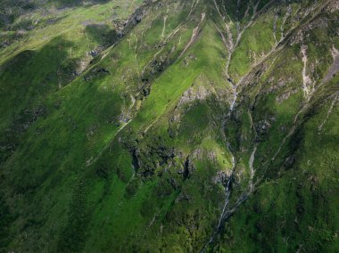 Çok güzel yüksek irtifa manzarası. Karla kaplı dağ ve şelale manzarası.