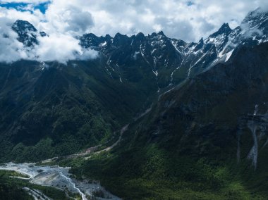 Çok güzel yüksek irtifa manzarası. Karla kaplı dağ ve şelale manzarası.
