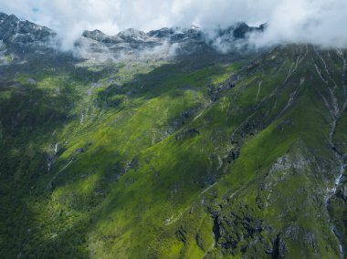 Çok güzel yüksek irtifa manzarası. Karla kaplı dağ ve şelale manzarası.