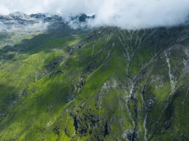 Çok güzel yüksek irtifa manzarası. Karla kaplı dağ ve şelale manzarası.