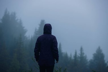 Kadınlar yaz mevsiminde yüksek rakımlı dağlarda yağmur ormanlarının tadını çıkarırlar.