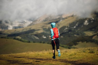 Otlakta koşan fitness kadın patika koşucusu