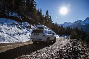 Tibet, Çin - 08 Kasım 2024: Toyota 4runner 'ı Tibet, Çin' deki yüksek irtifa dağlarında yoldan çıkarmak