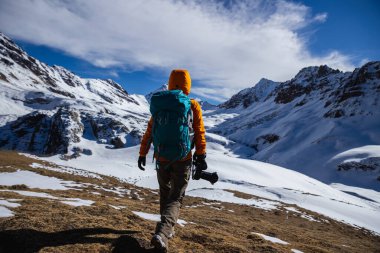 Yükseklik dağının tepesinde sırt çantalı kadın fotoğrafçı.