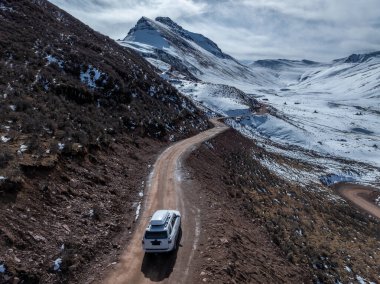 Tibet, Çin 'de yüksek rakımlı dağlarda off-road araba sürmek