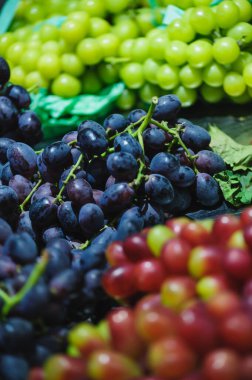 Pazarda satılan renkli taze üzümler