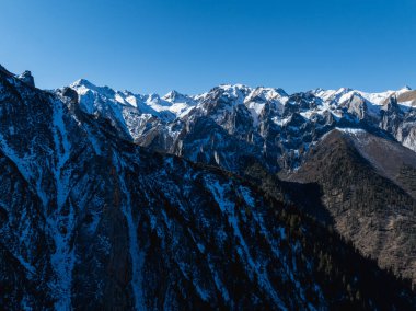 Çin 'in Sichuan eyaletindeki kar örtülü dağların manzarası