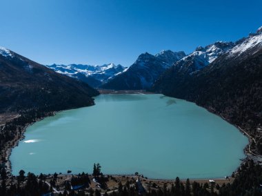 Yilhun Lhatso 'nun manzarası ve Çin' in Sichuan eyaletinde kar kaplı dağlar.