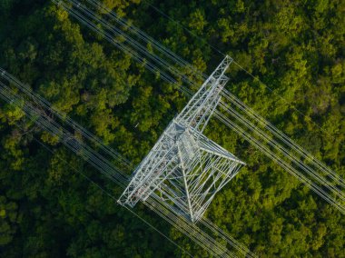 Dağdaki yüksek voltajlı elektrik kulesinin havadan görünüşü