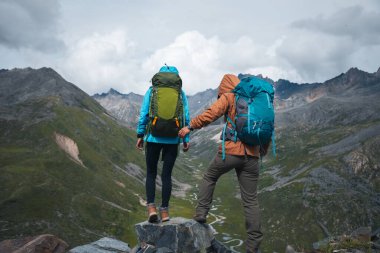 Yüksek irtifada yürüyen iki arkadaş.