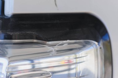 Beyaz bir arabaya çarptım, yüksek rakımlı dağlarda dik bir yamaçtan düşen kayaların altında kaldım.