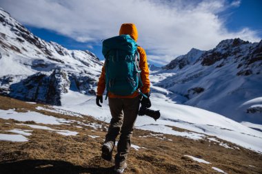 Yükseklik dağının tepesinde sırt çantalı kadın fotoğrafçı.