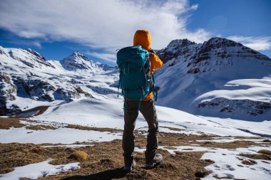 Yükseklik dağının tepesinde sırt çantalı kadın fotoğrafçı.