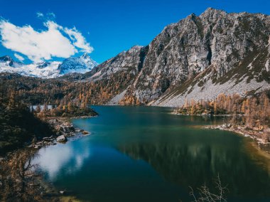 Sonbahar yüksek rakımlı dağlarda güzel göl manzarası