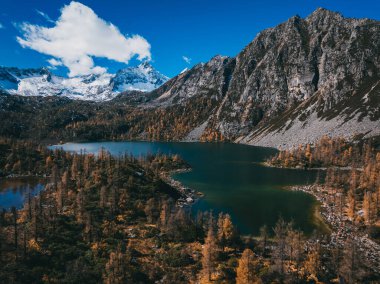 Sonbahar yüksek rakımlı dağlarda güzel göl manzarası