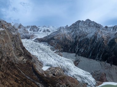 Güzel yüksek irtifa buzulu ve kar kaplı dağ Tibet, Çin 'de gölle kaplı.