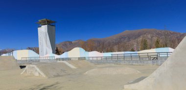 Modern bisiklet parkı ve tırmanma duvarı Lhasa şehrinde, Tibet, Çin