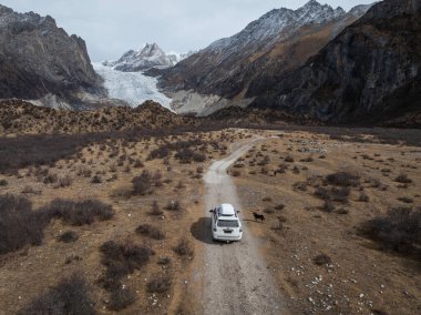 Tibet, Çin - 23 Kasım 2024: Tibet, Çin 'de yüksek rakımlı dağlarda off-road araba sürmek