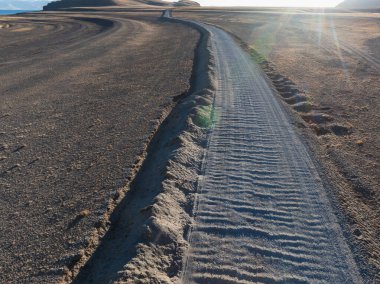 Tibet, Çin 'de gün batımında kıvrımlı yol