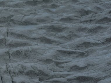 Yüksek rakımlı dağlarda asılı güzel buzulların hava manzarası