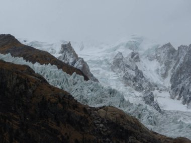 Yüksek rakımlı dağlarda asılı güzel buzulların hava manzarası