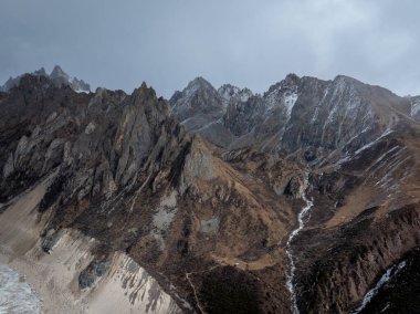 Yüksek rakımlı dağlarda asılı güzel buzulların hava manzarası
