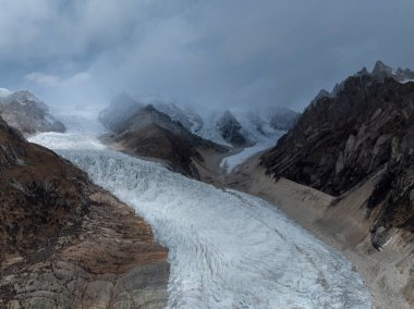 Yüksek rakımlı dağlarda asılı güzel buzulların hava manzarası