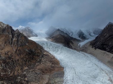 Yüksek rakımlı dağlarda asılı güzel buzulların hava manzarası