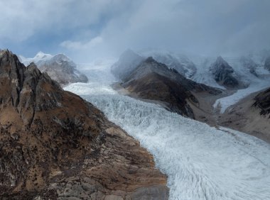 Yüksek rakımlı dağlarda asılı güzel buzulların hava manzarası