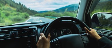 Yükseklik dağlarında off-road araba sürmek