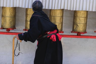 Tibet, Çin - Aralık 03.2024, Son sınıf öğrencisi bir bayan Potala 'da, Lhasa, Çin