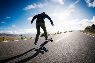 Dağ yolunda kaykaycı.