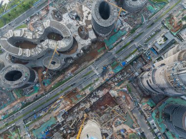 Çin 'in Chengdu şehrindeki modern ofis binalarının hava manzarası.