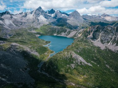 Güzel yüksek irtifa dağı ve göl manzarasının havadan görünüşü