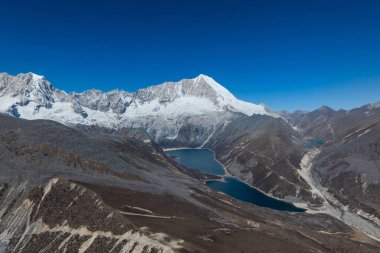 Yüksek rakımlı dağlarda asılı güzel buzulların hava manzarası