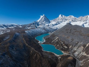 Yüksek rakımlı dağlardaki güzel karlı dağlar ve göllerin havadan görünüşü
