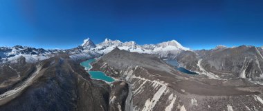 Yüksek rakımlı dağlardaki güzel karlı dağlar ve göllerin havadan görünüşü