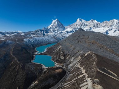 Yüksek rakımlı dağlardaki güzel karlı dağlar ve göllerin havadan görünüşü
