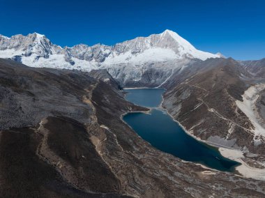 Yüksek rakımlı dağlardaki güzel karlı dağlar ve göllerin havadan görünüşü
