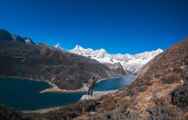 Yüksek irtifada yürüyüş yapan bir kadın.