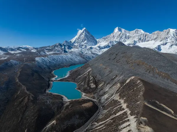 Yüksek rakımlı dağlardaki güzel karlı dağlar ve göllerin havadan görünüşü
