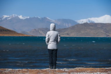 Tibet, Çin 'de yüksek irtifada bir kadın.