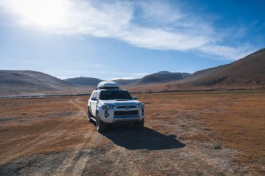 Tibet, Çin - 17 Aralık 2024: Tibet, Çin 'de yüksek rakımlı dağlarda off-road araba sürmek