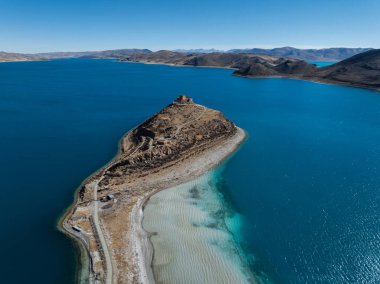 Çin, Tibet 'teki güzel Yamdrok Yumtso Gölü' nün hava manzarası.