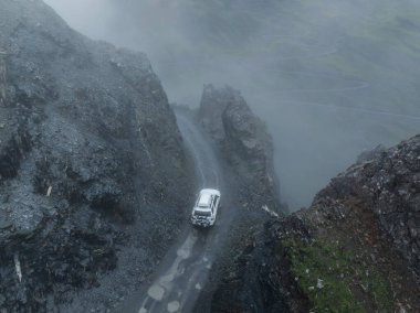 Tibet, Çin 'de yüksek rakımlı dağlarda off-road araba sürmek