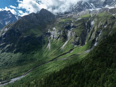 Çok güzel yüksek irtifa manzarası. Karla kaplı dağ ve şelale manzarası.