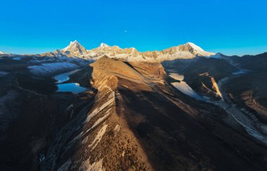 Çin 'in Tibet kentindeki güzel kar kaplı dağ ve göl doğumu manzarası.